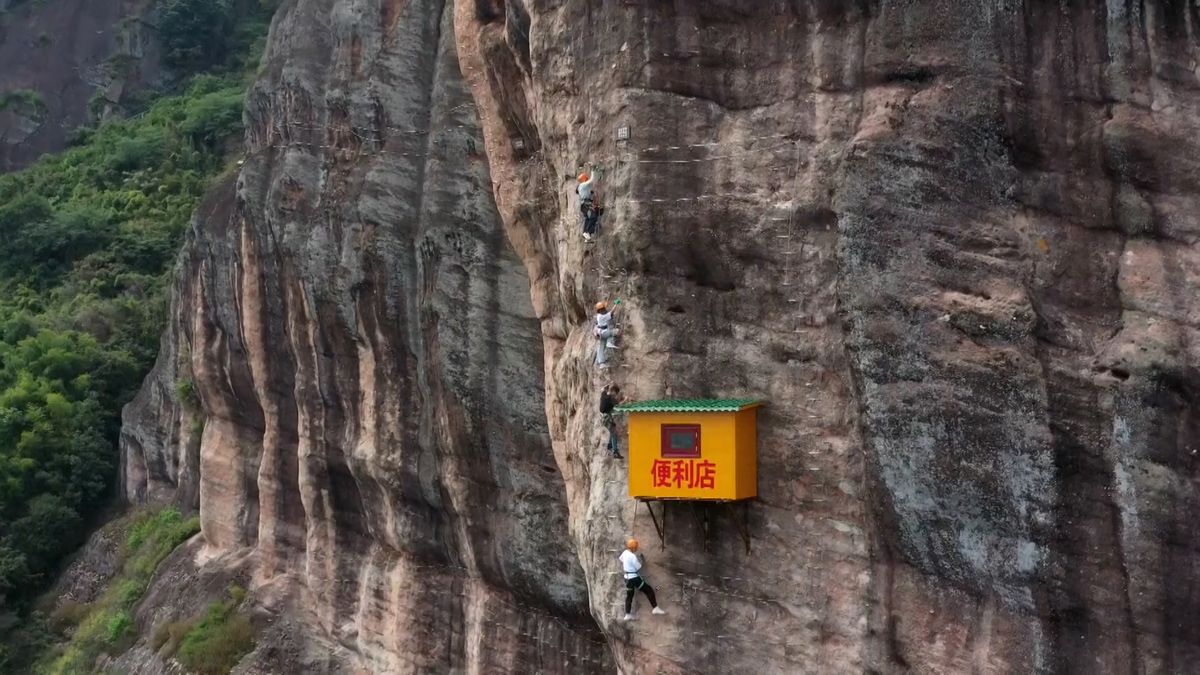 Obchod pro lezce visí na skalní stěně 120 metrů nad zemí